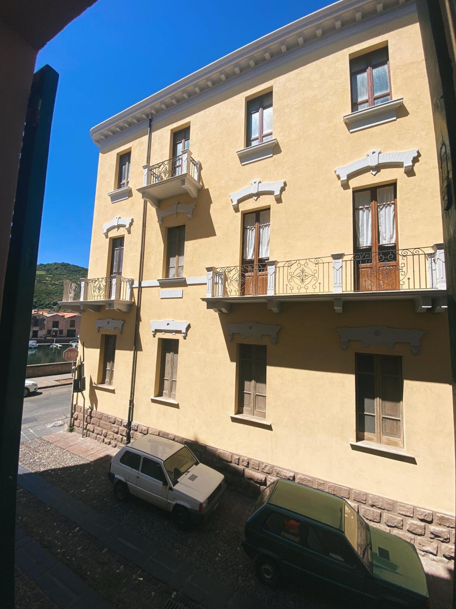 Tra I Due Ponti Hotell Bosa Eksteriør bilde